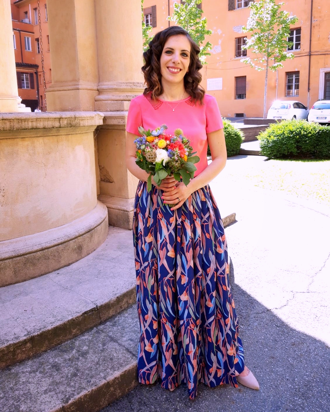 Julia mentre posa indossando un abito da sposa su misura colorato fatto da Chiara Cascioli