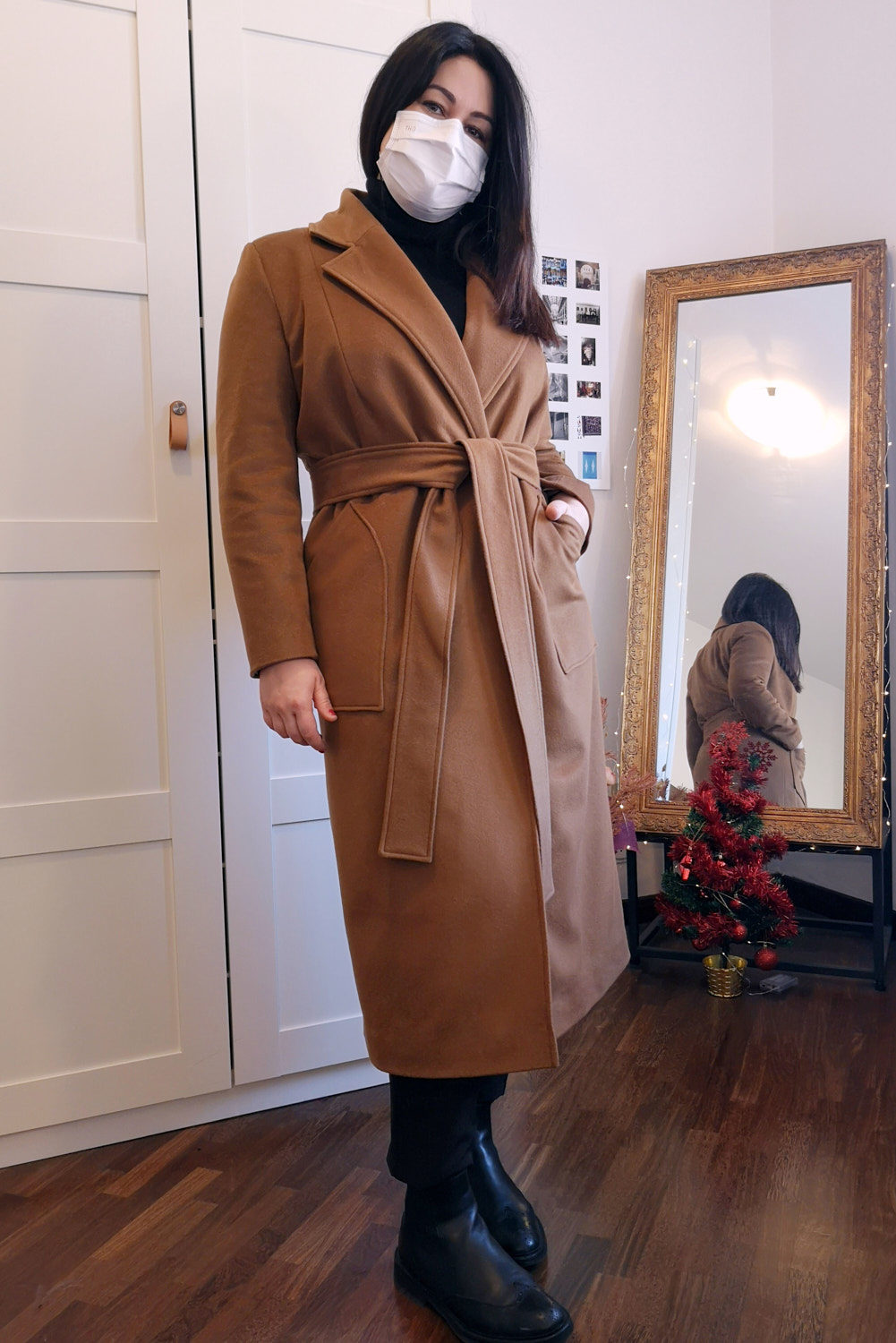 Barbara si specchia mentre indossa il suo nuovo cappotto color cammello fatto su misura da Chiara Cascioli