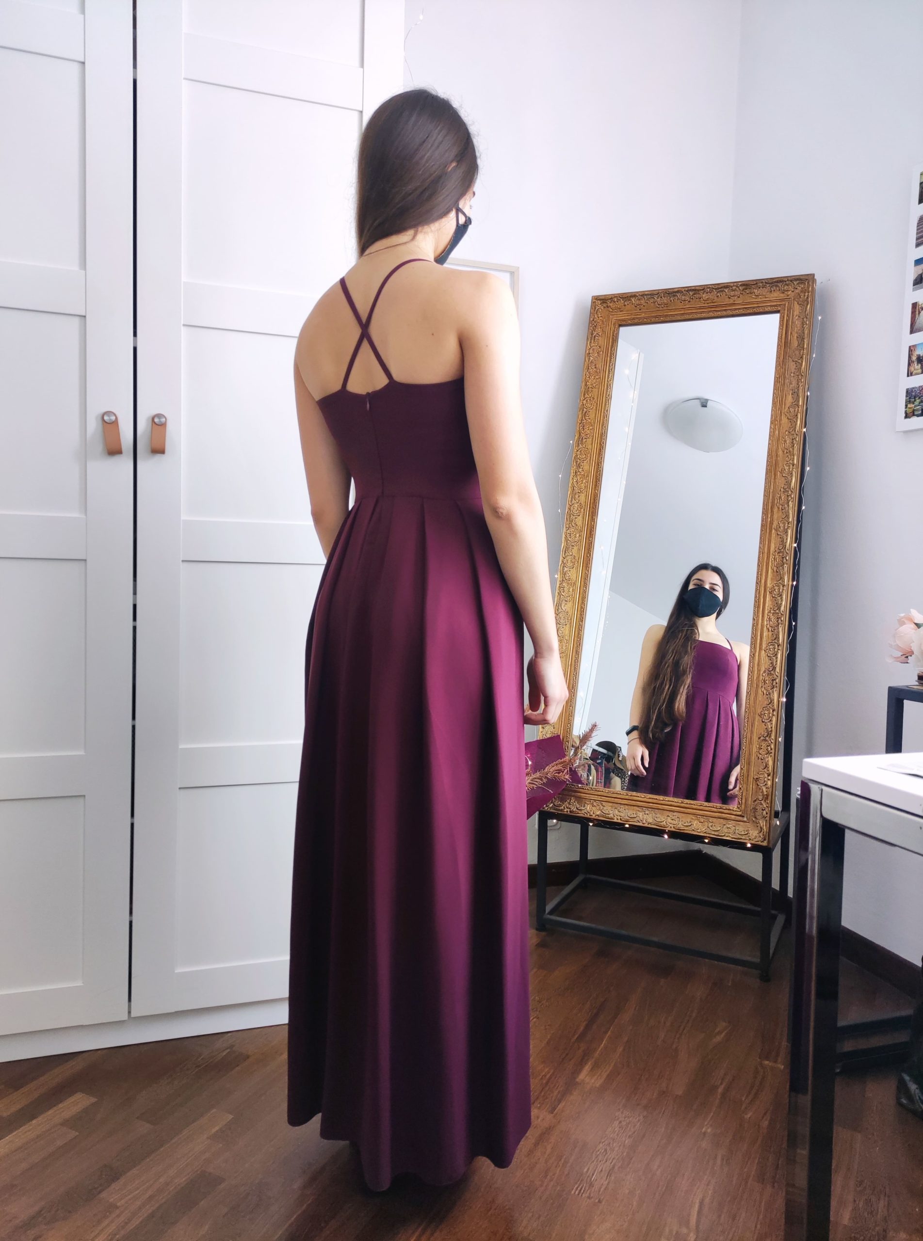 Nicoletta si specchia mentre indossa il suo abito viola, fatto a mano da Chiara Cascioli