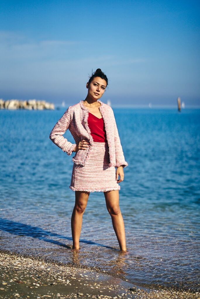 Chiara indossa un completo chanel in riva al mare