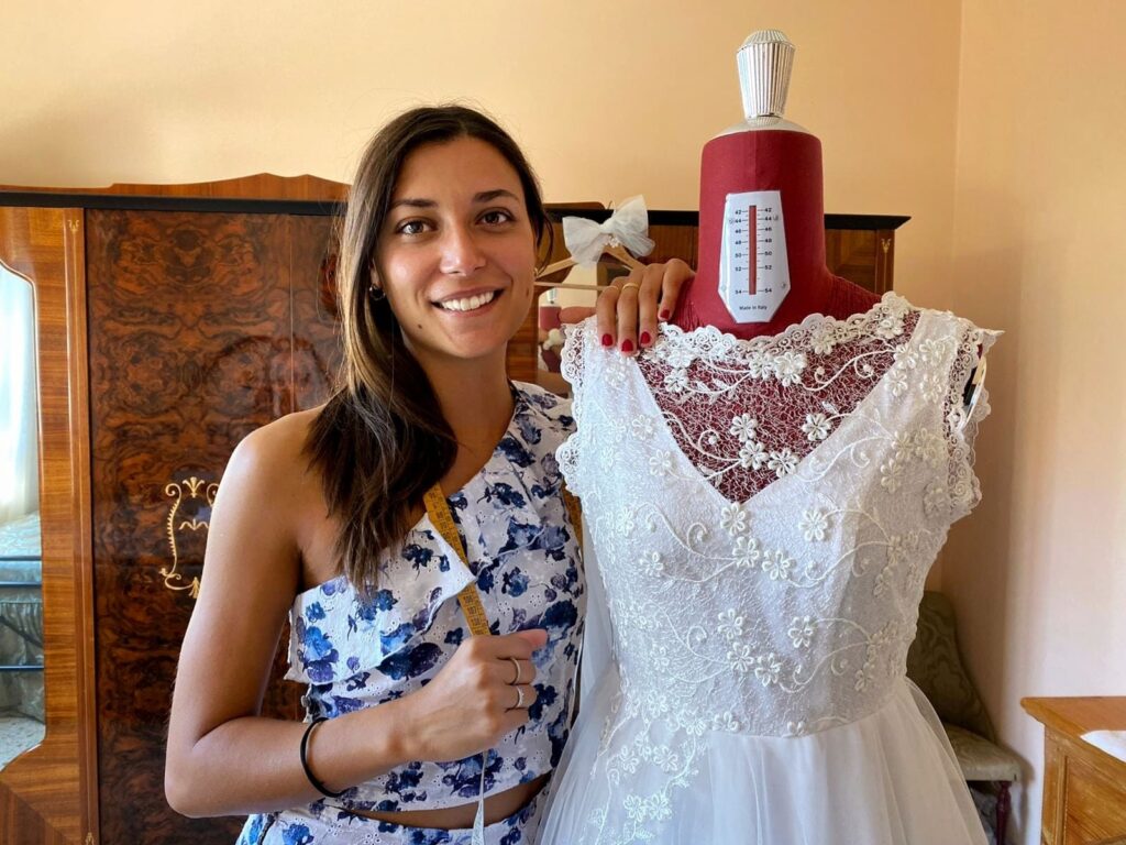 Chiara Cascioli che cuce un abito da sposa su misura