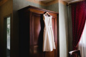 Un abito da sposa per rito civile appeso