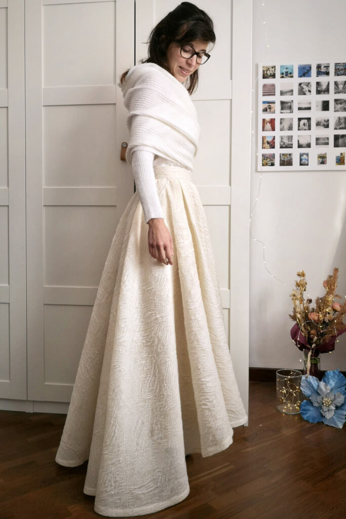 L'abito da sposa per rito civile di Elisabetta è un completo gonna in broccato di seta avorio e camicetta di seta