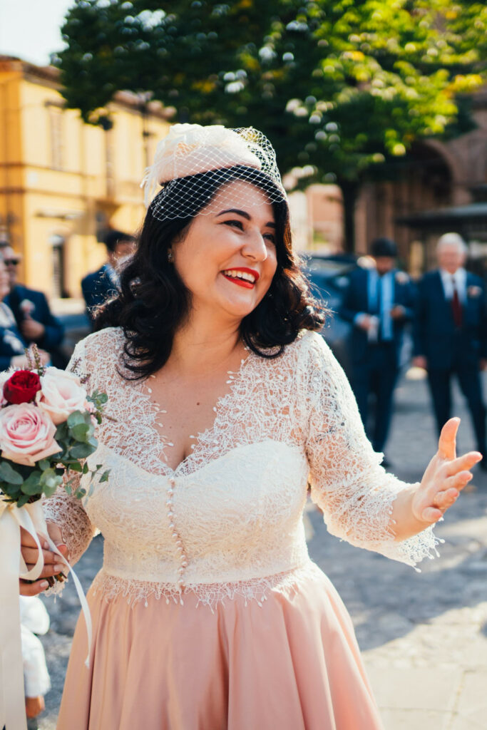 L'abito da sposa per rito civile di Michela è un abito vintage stile anni '50 composto da top in pizzo e gonna in taffetà di seta rosa