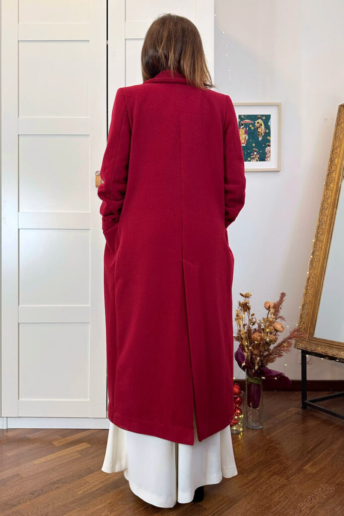 Alessandra ha scelto di abbinare al suo abito da sposa su misura premaman un cappotto rosso dal taglio classico. Questo il retro del cappotto