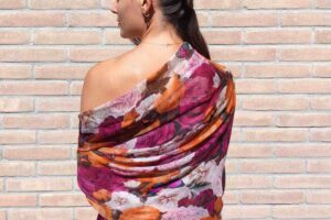 La foto di Chiara che indossa una stola sopra un abito da cerimonia