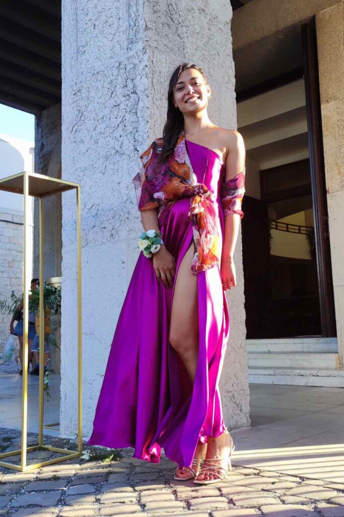 Chiara indossa una stola asimmetrica su un abito da cerimonia