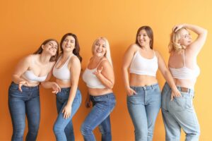 delle ragazze indossano jeans