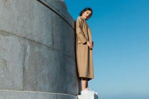 Serena indossa un cappotto classico color cammello fatto su misura