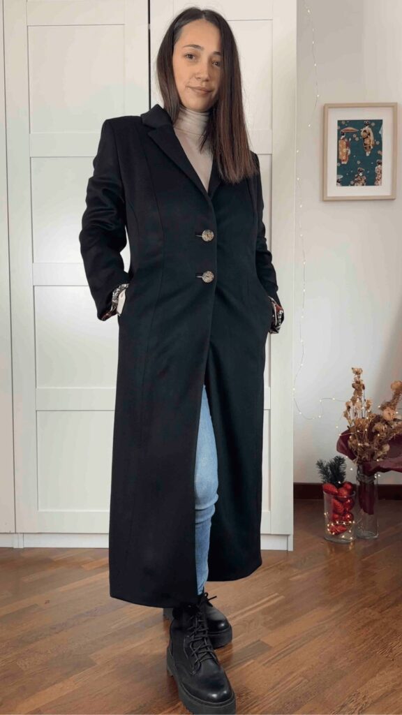 Un cappotto taglio classico su misura di colore nero