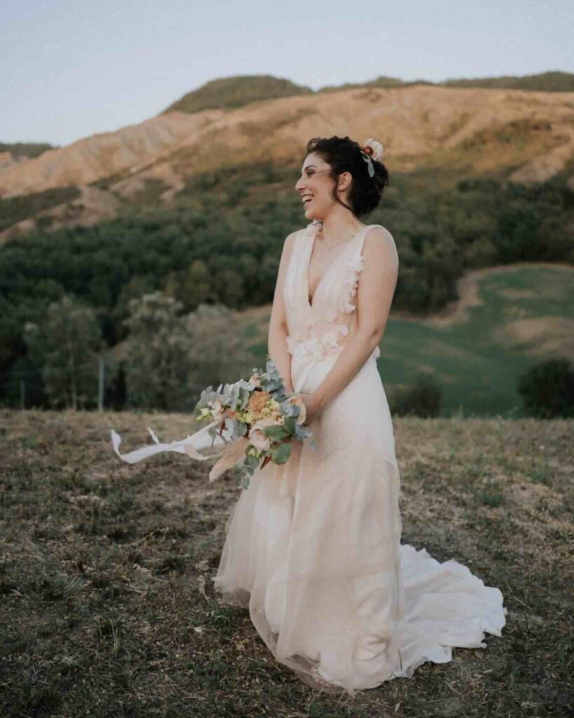 L'abito da sposa scomponibile di Giulia è composto da un abito corto e da una gonna con strascico da applicare sopra