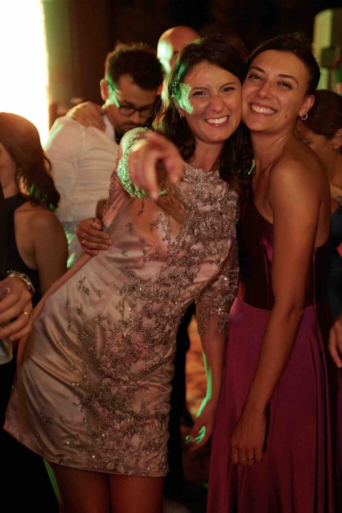 Maria Chiara posa per il fotografo con il suo cambio d'abito da sposa