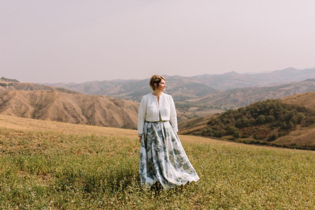 abito da sposa autunnale con gonna lunga e capospalla tipo jeans