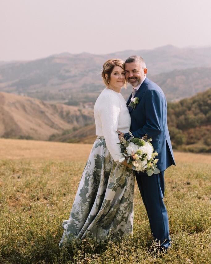 abito da sposa con capospalla tipo giacchetto di jeans