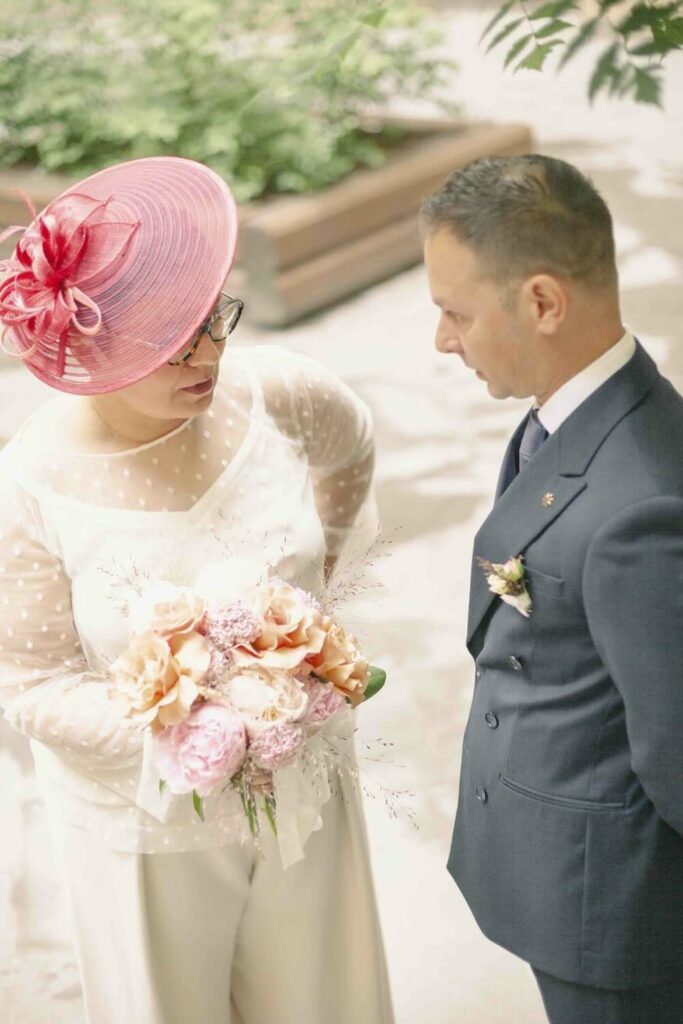 Eleonora indossa un Cappello al posto del velo da sposa
