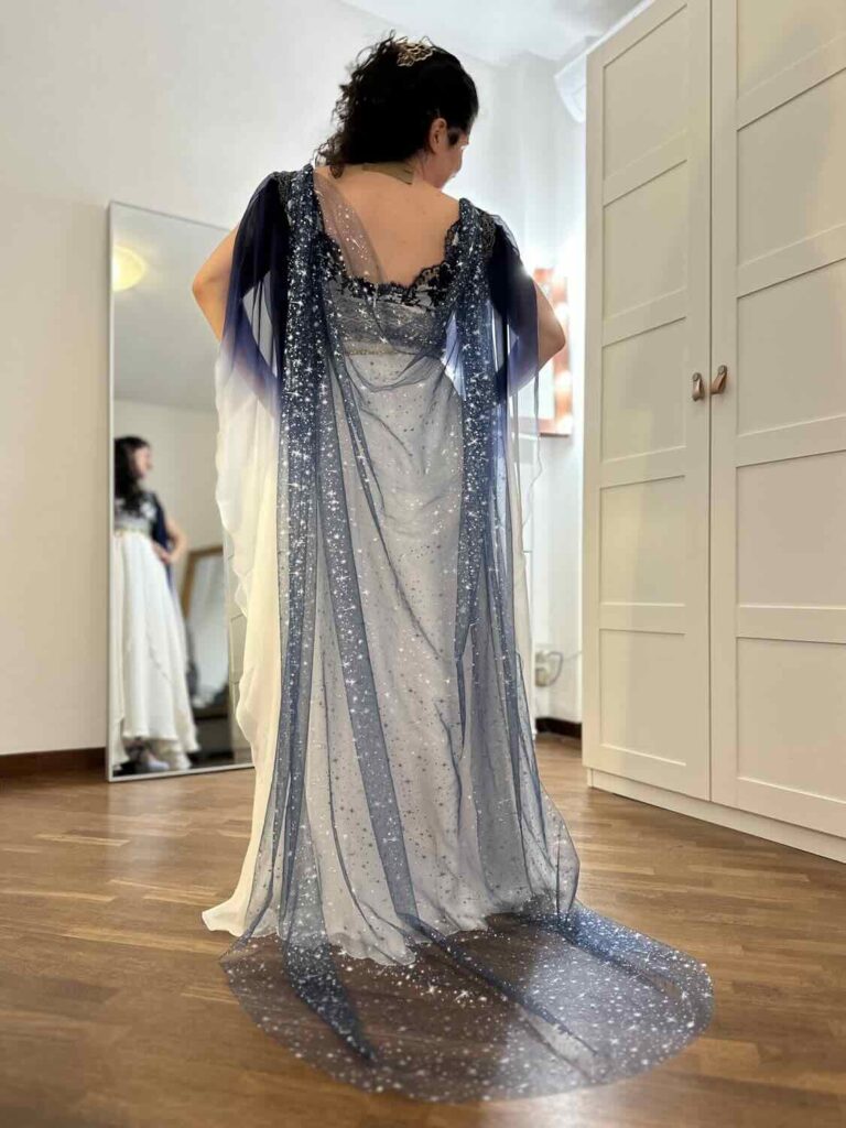 Elisa ha scelto il mantello in stile fantasy al posto del Velo da Sposa