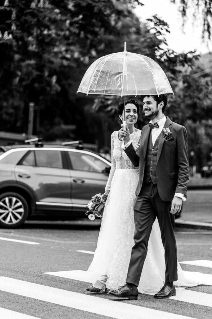 Annalisa ha scelto di usare un ombrello al posto del Velo da Sposa