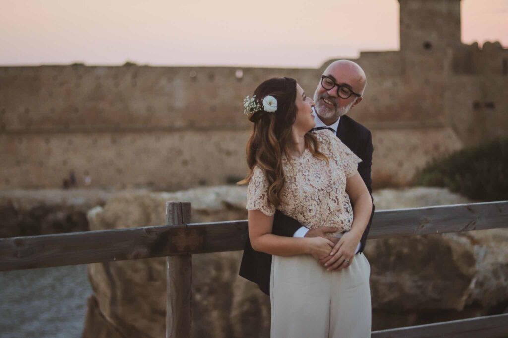 Un completo da sposa in pantaloni colo ecrù