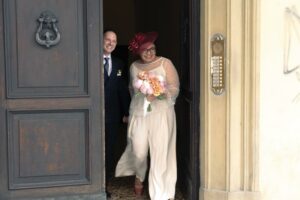eleonora si è sposata con un completo spezzato con pantaloni e top in tulle ricamato