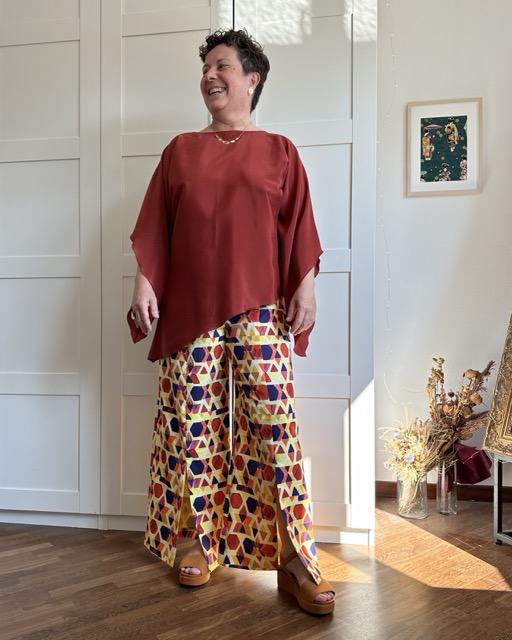 mamma della sposa si è vestita con spezzato pantalone e blusa alternativo