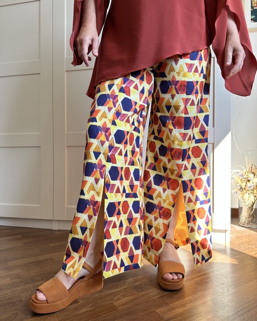 mamma della sposa si è vestita con spezzato pantalone e blusa alternativo