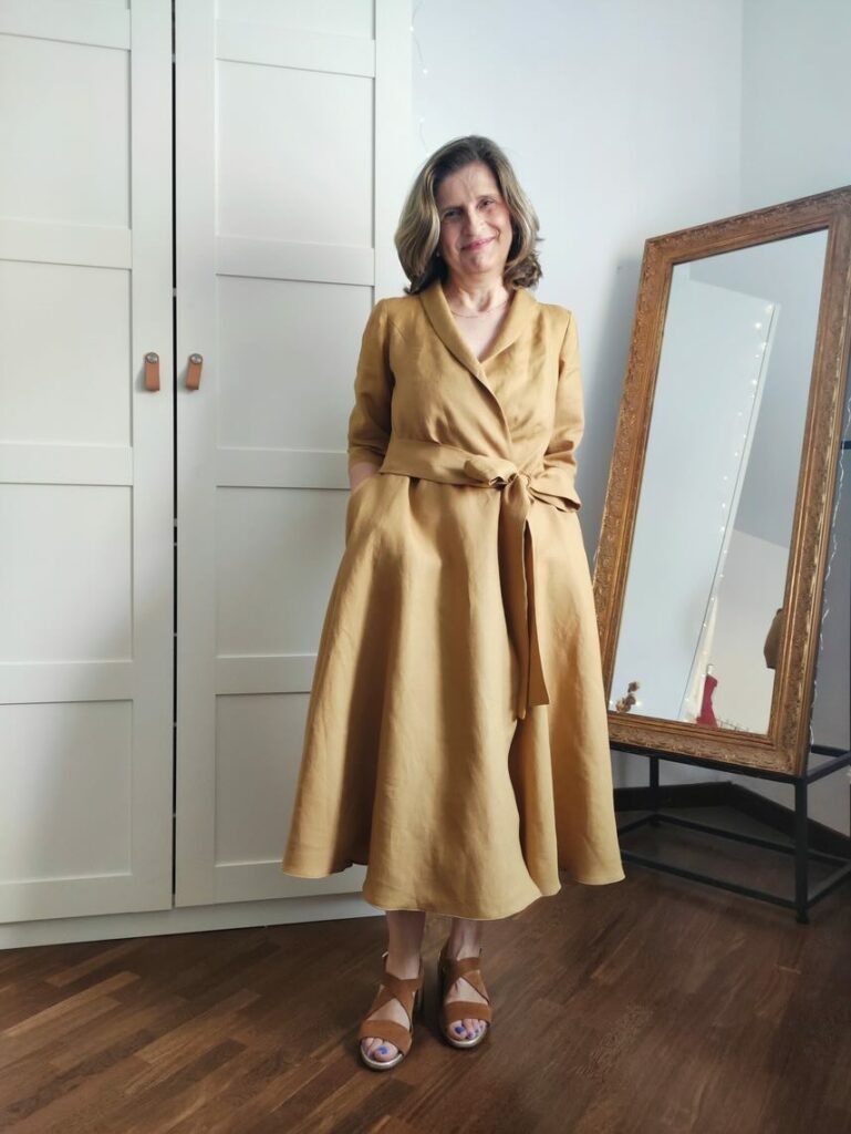 mamma della sposa indossa un abito in lino raffinato