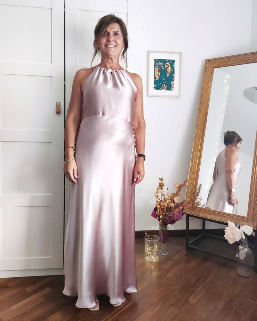 mamma della sposa indossa un abito su misura in raso di seta
