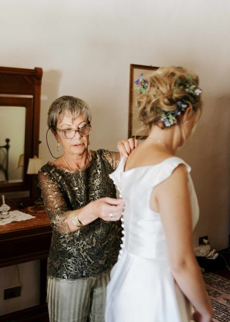 mamma della sposa indossa un completo spezzato top, pantalone di seta