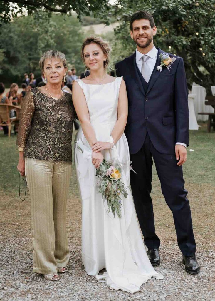 mamma della sposa indossa un completo spezzato top, pantalone di seta