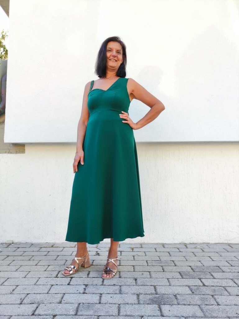 Abito da cerimonia midì asimmetrico. Mamma sposa