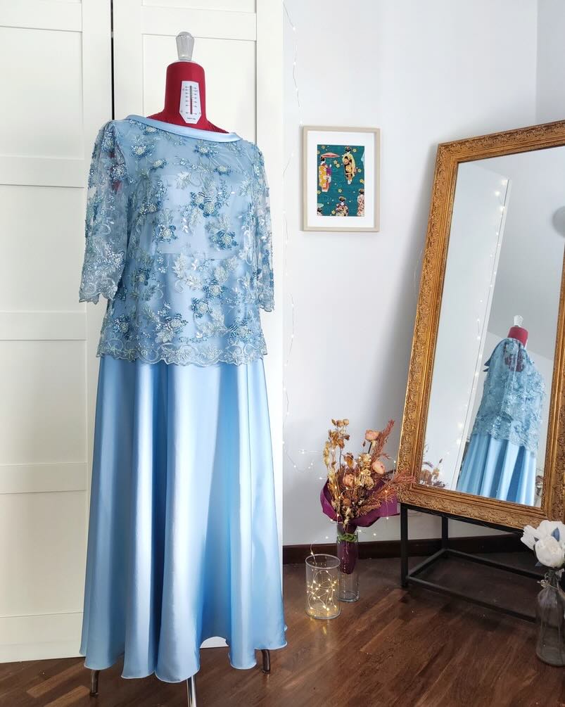 abito da cerimonia per il matrimonio del figlio in seta e tulle ricamato