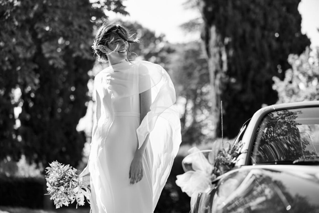 La sposa Beatrice indossa una mantella di chiffon sopra il suo abito da sposa