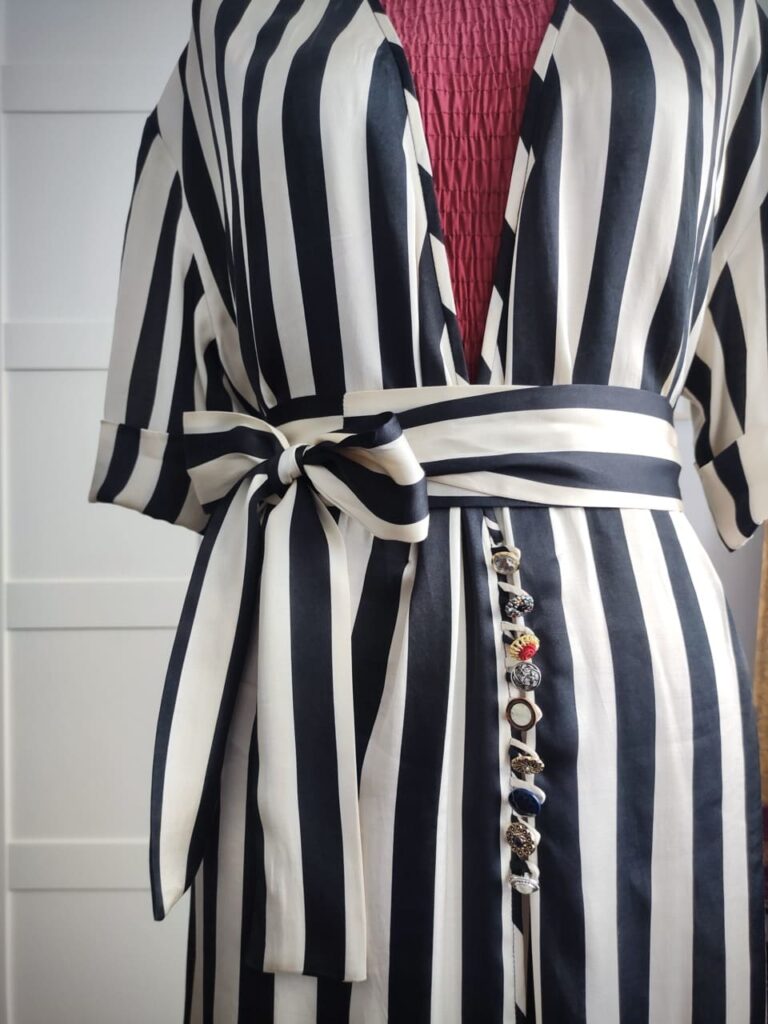 dettagli della camicia oversize di chiara fatta su misura