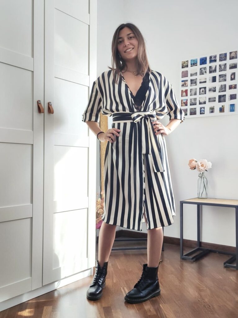 chiara indossa una camicia oversize a righe, fatta su misura, come fosse un vestito