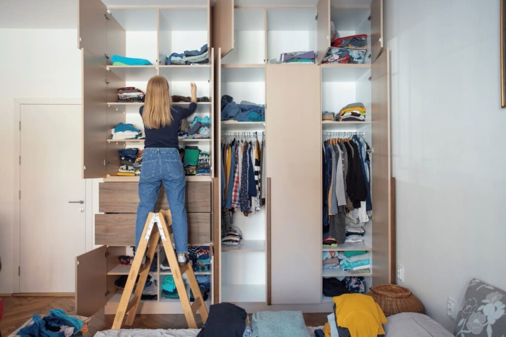 una ragazza che fa decluttering dell'armadio