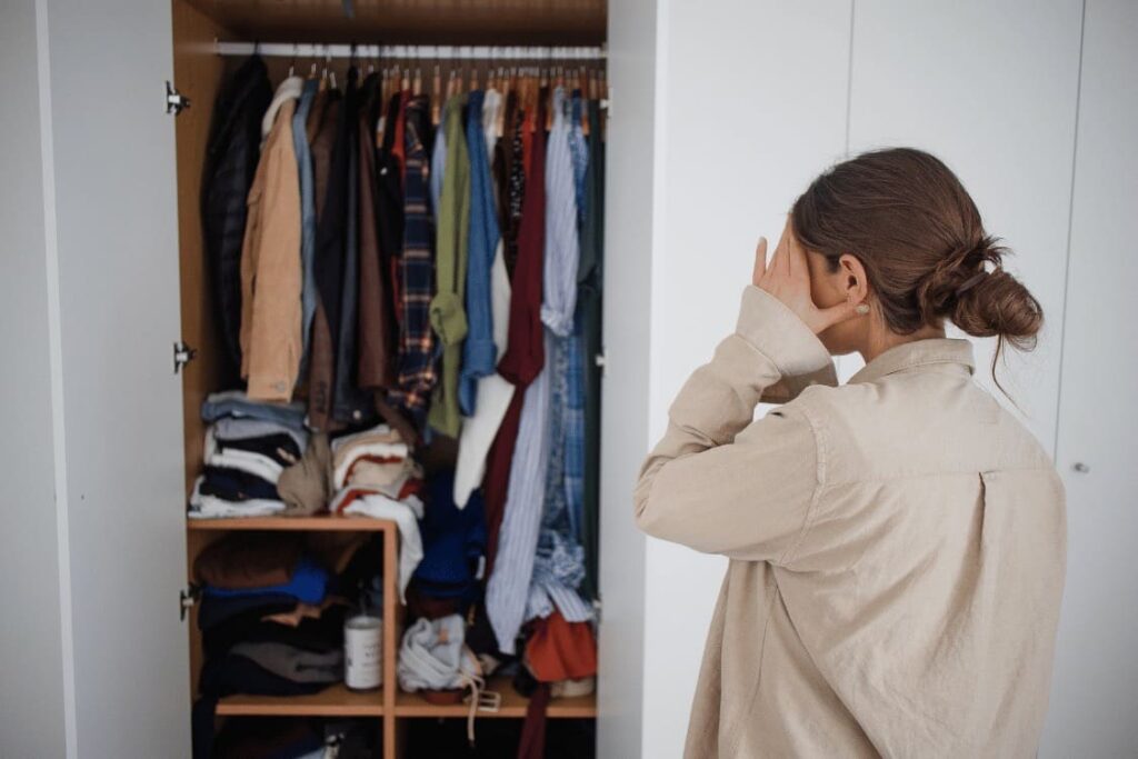 decluttering armadio, una ragazza si chiede da dove cominciare