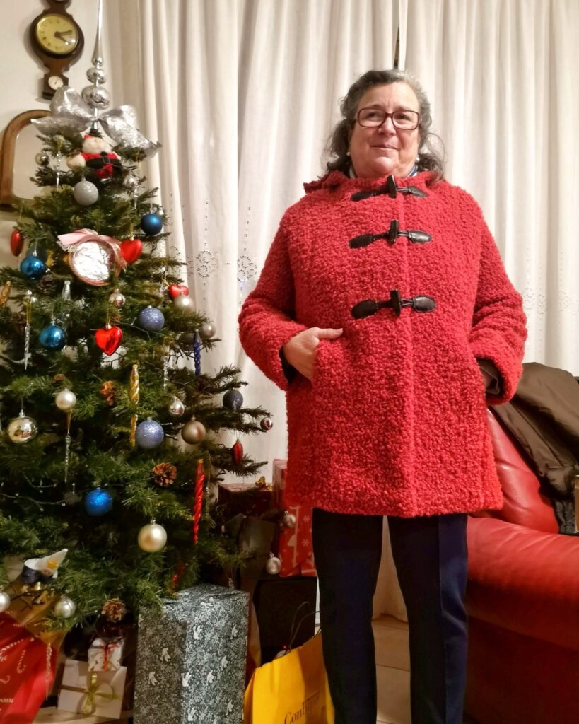 cappotto montgomery rosso con alamari neri sartoriale indossato