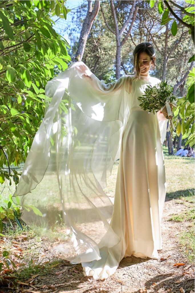 abito da sposa strascico e mantella