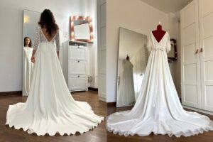 sposa che si guarda lo strascico dell'abito davanti allo specchio