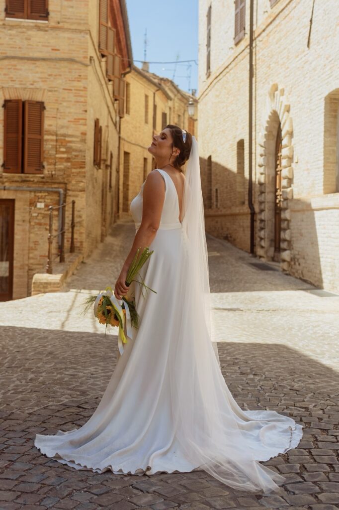 abito da sposa strascico e velo